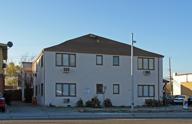 University Manor in Sacramento, CA - Building Photo - Building Photo