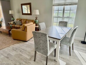 651 Wiggins Lake Dr in Naples, FL - Building Photo - Building Photo