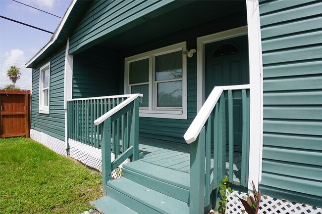 6803 6th St in Hitchcock, TX - Building Photo - Building Photo