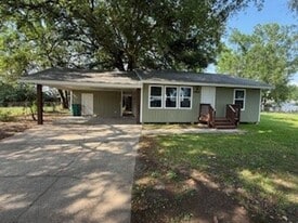 30121 Julia St in Albany, LA - Building Photo