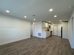 124 NW 2nd Ave in Hallandale Beach, FL - Building Photo - Building Photo