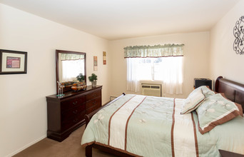 Brentwood Gardens in Old Bridge, NJ - Building Photo - Interior Photo