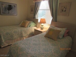 8076 Queen Palm Ln in Ft. Myers, FL - Foto de edificio - Building Photo