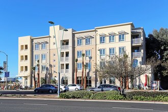 Oceana Apartments in Huntington Beach, CA - Building Photo - Building Photo