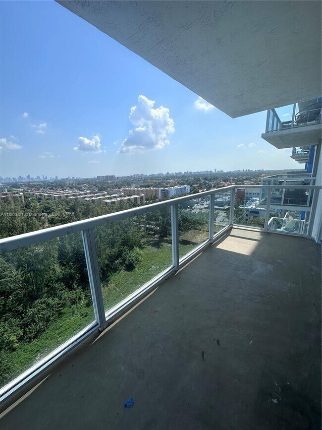 5077 NW 7th St in Miami, FL - Foto de edificio - Building Photo