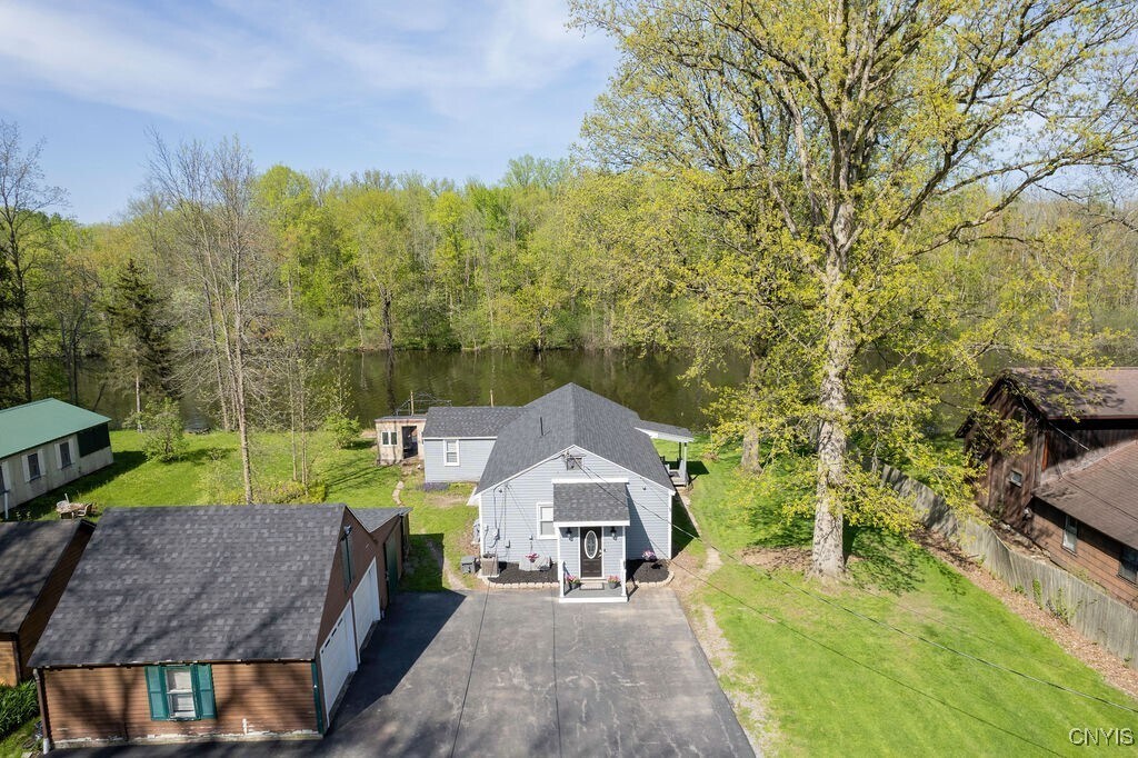 9186 Henry Clay Blvd in Clay, NY - Building Photo