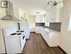 1090 Winterhalt Ave in Cambridge, ON - Building Photo - Building Photo