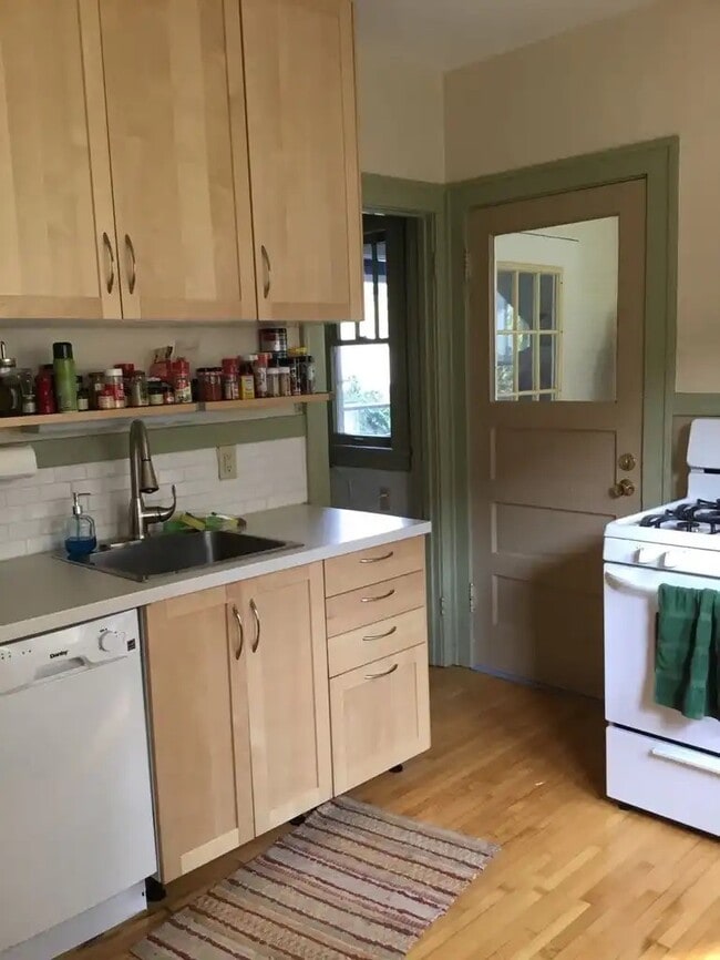 3215 33rd Ave S, Unit Lower Duplex in Minneapolis, MN - Foto de edificio - Building Photo