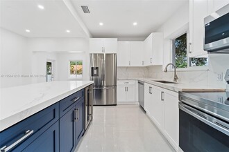 555 SW 51st Ave in Coral Gables, FL - Foto de edificio - Building Photo