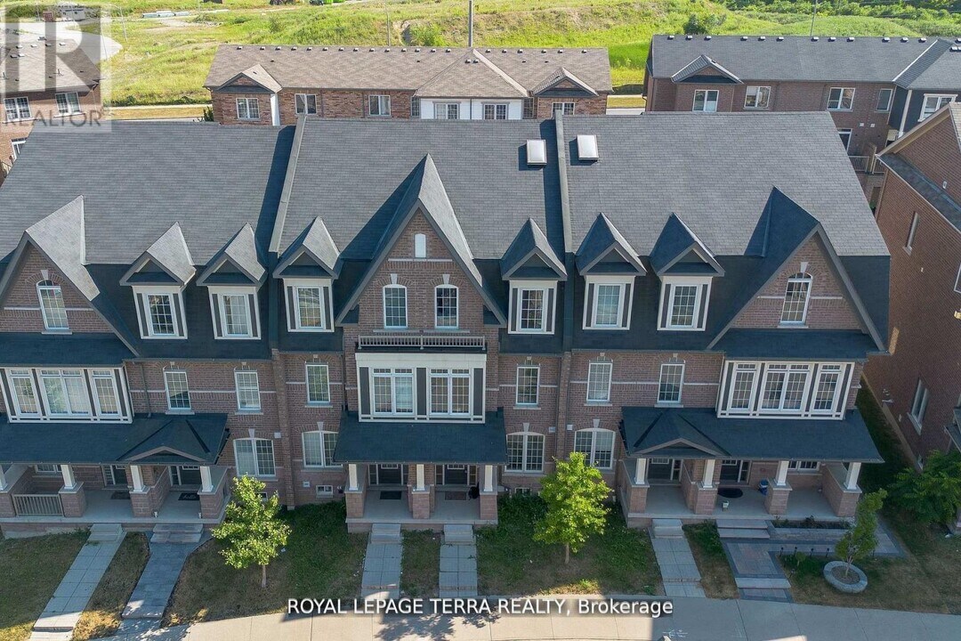 8 Graywardine Ln in Ajax, ON - Building Photo