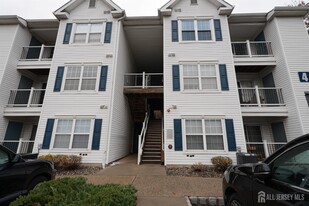 421 Waterford Dr in Edison, NJ - Building Photo