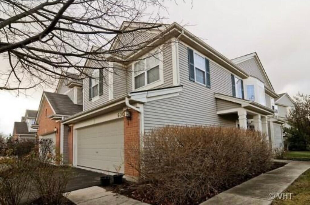 600 Creekside Cir in Gurnee, IL - Building Photo