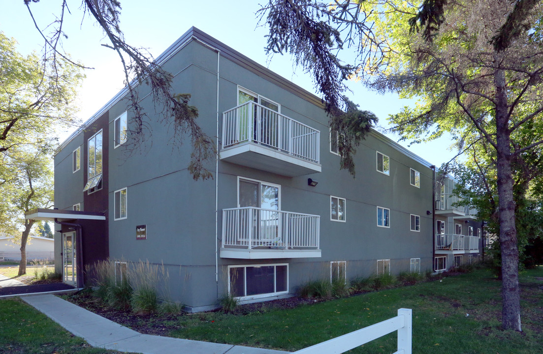 Ivy Manor II Apartments in Edmonton, AB - Building Photo