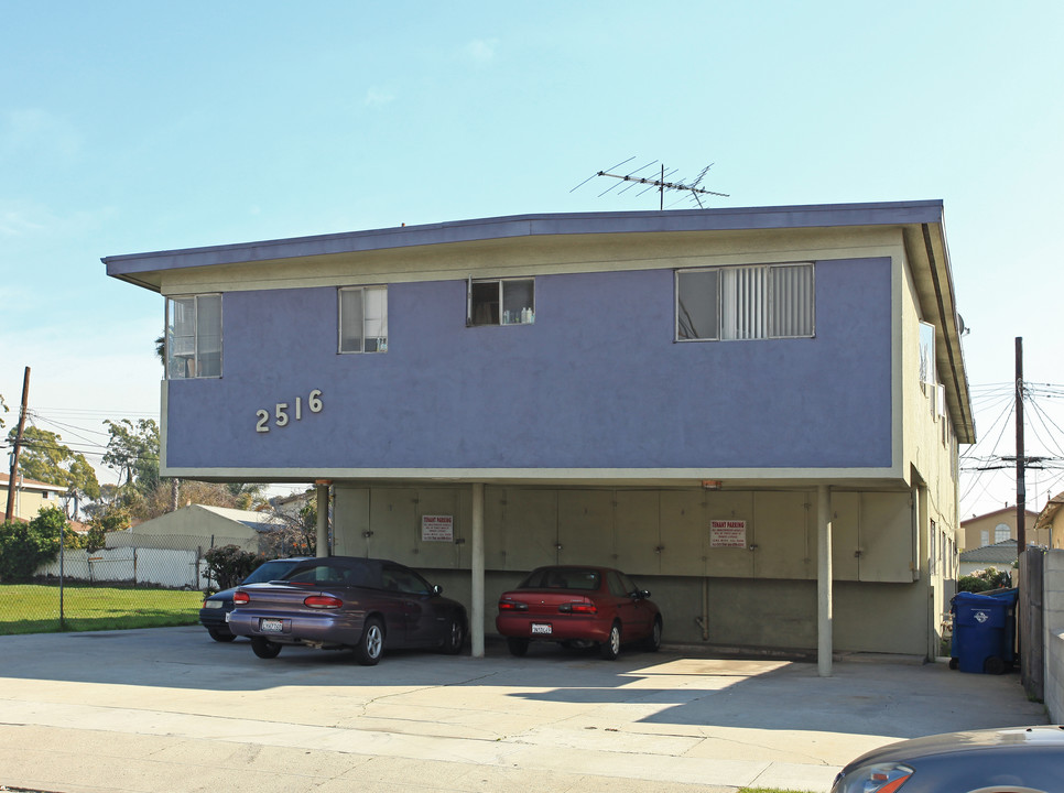 2516 S Genesee Ave in Los Angeles, CA - Building Photo