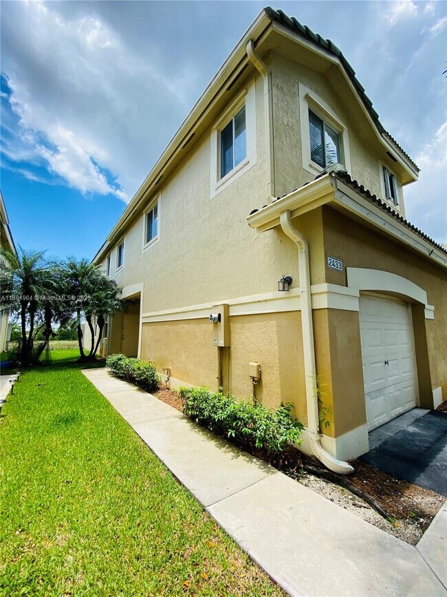 2433 Pasadena Way in Weston, FL - Foto de edificio - Building Photo