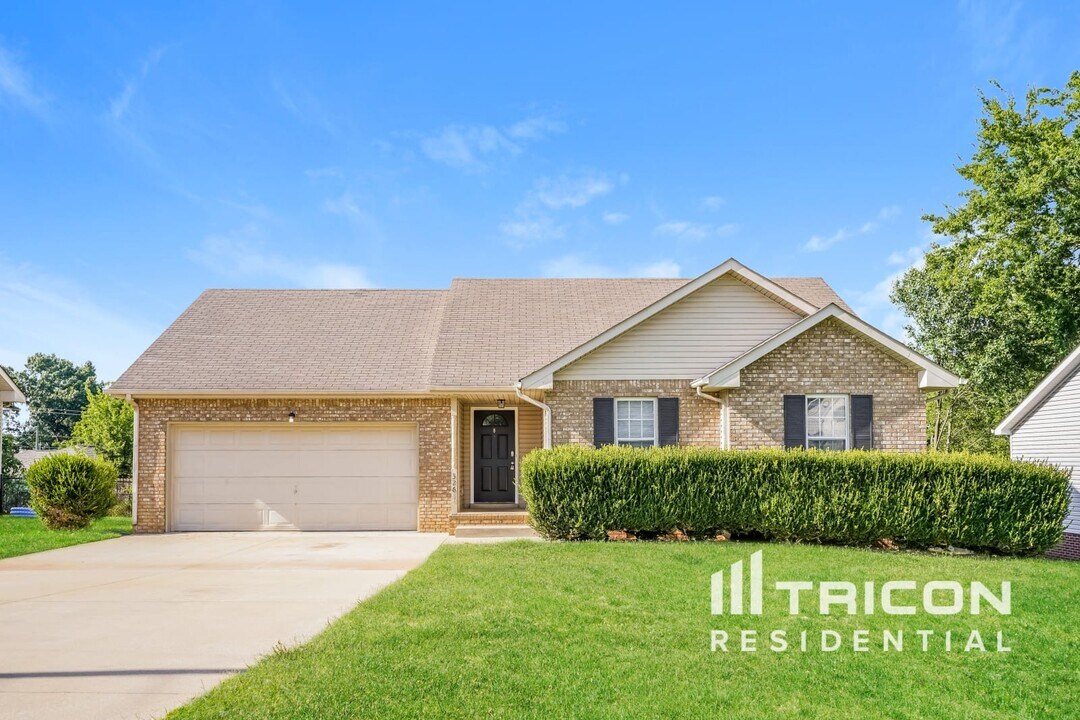 3261 Tabby Dr in Clarksville, TN - Foto de edificio
