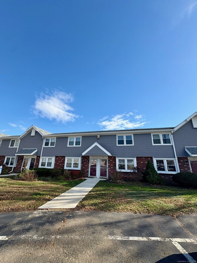 211 E Main St in Branford, CT - Building Photo - Building Photo