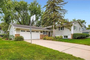 10105 39th Ave N in Minneapolis, MN - Building Photo