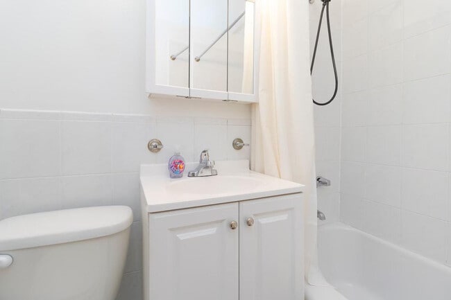 250 E 82nd St in New York, NY - Building Photo - Building Photo