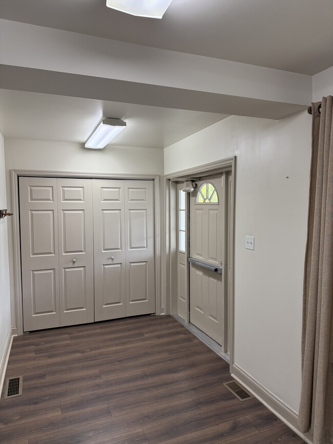 1018 Main St, Unit 1 in Akron, PA - Building Photo - Building Photo