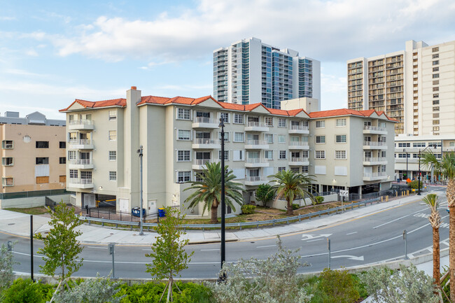 Lake Beach Club Condominium in Miami Beach, FL - Building Photo - Building Photo