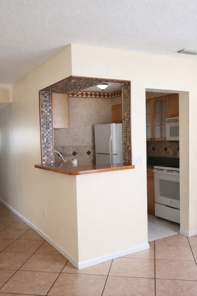 350 79th Ave N, Unit 312 in St. Petersburg, FL - Foto de edificio - Building Photo