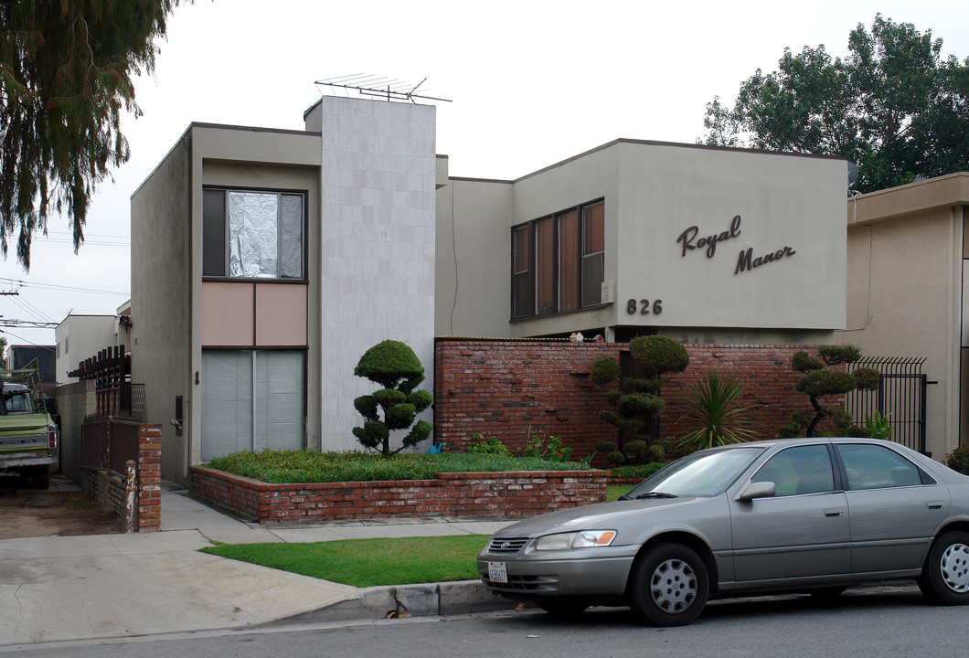 Royal Manor in Inglewood, CA - Building Photo