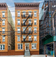 715 Clinton St in Hoboken, NJ - Foto de edificio - Building Photo