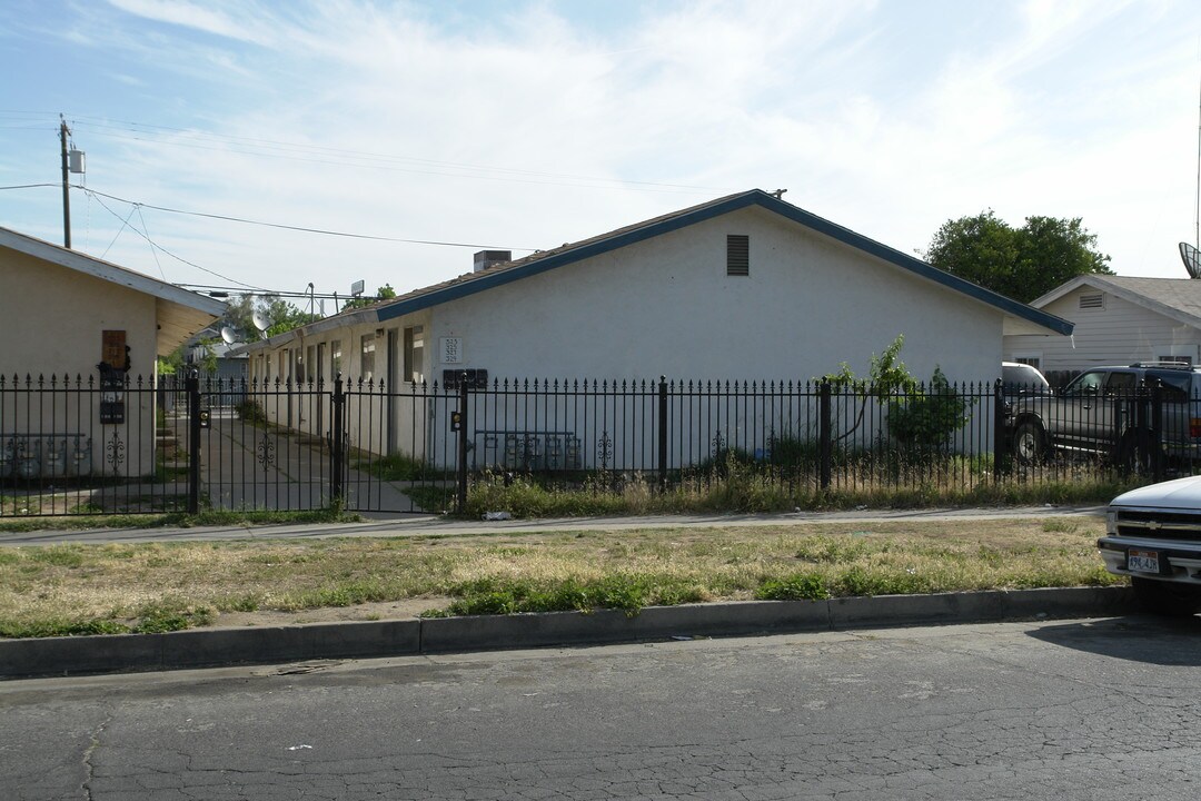 323-329 W 11th St in Merced, CA - Building Photo