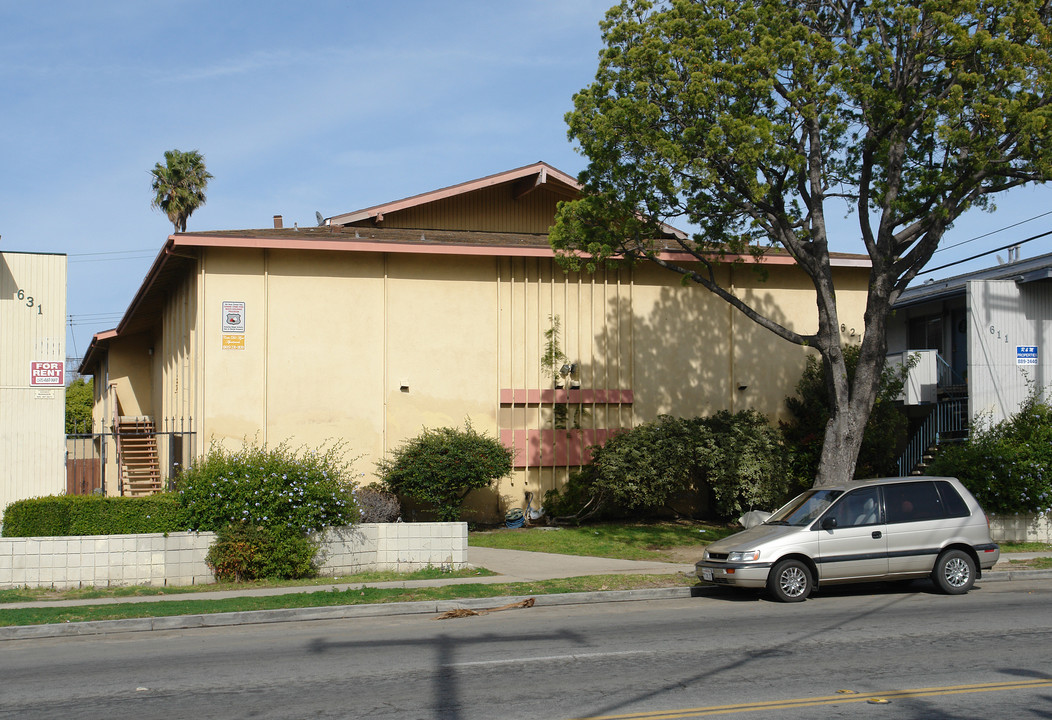 621 W Channel Islands Blvd in Oxnard, CA - Building Photo