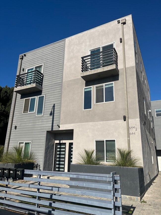 642 N Manhattan Pl in Los Angeles, CA - Building Photo - Building Photo