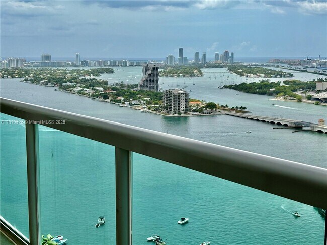 1800 N Bayshore Dr in Miami, FL - Building Photo - Building Photo