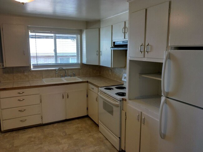 1753 Clinton St in Aurora, CO - Building Photo - Building Photo