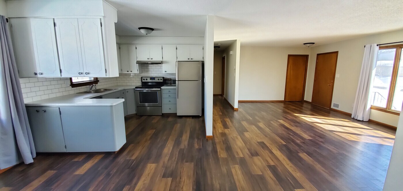 2512 N 4th St in Bismarck, ND - Foto de edificio