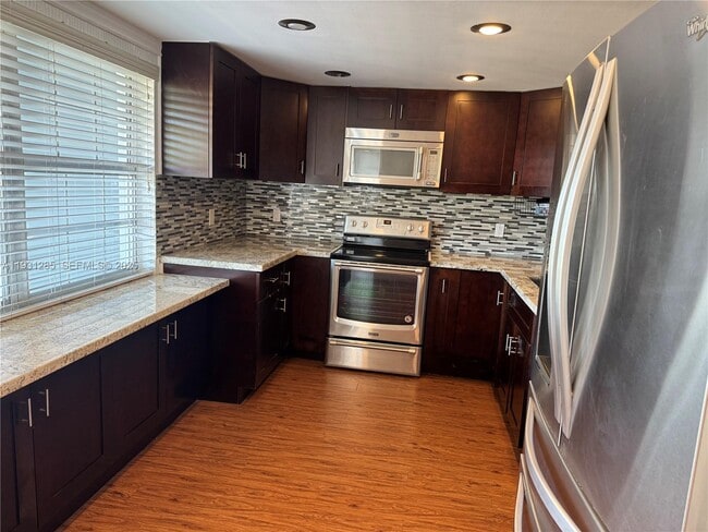 625 Oaks Dr in Pompano Beach, FL - Building Photo - Building Photo