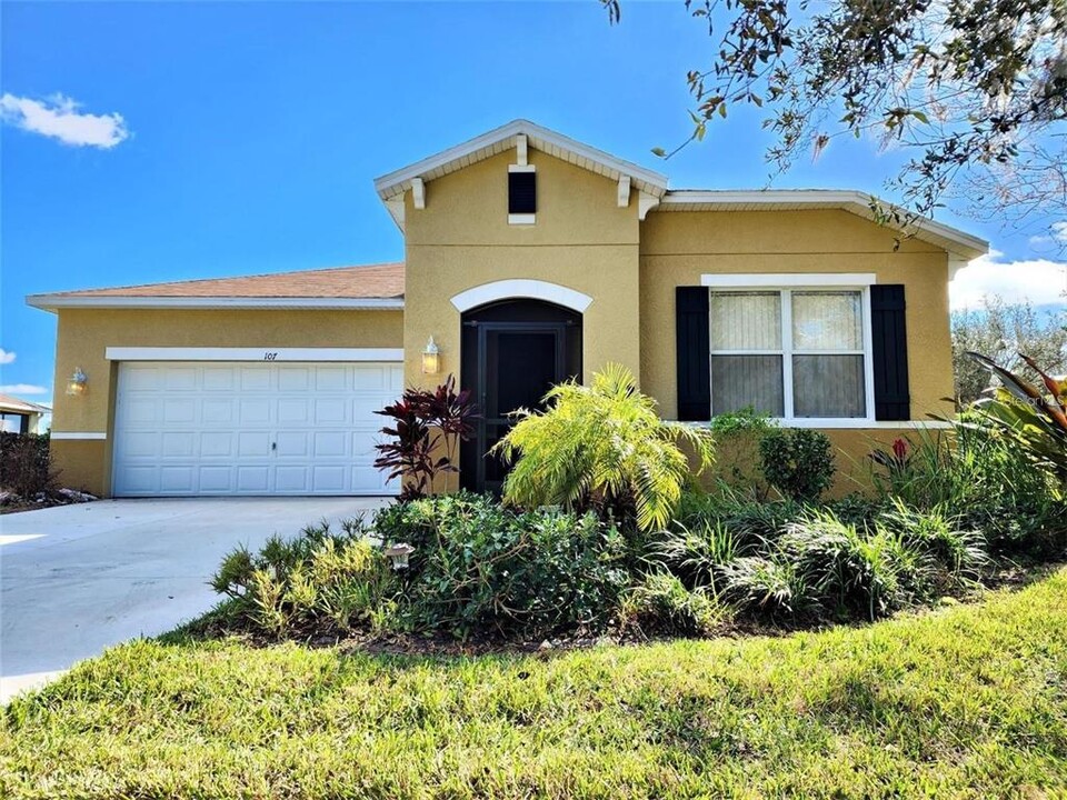 107 Slipper Key Rd in Apollo Beach, FL - Building Photo
