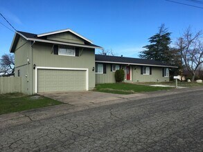 3431 Topaz Ct in Redding, CA - Building Photo - Building Photo