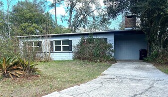 2411 NE 11th St in Gainesville, FL - Building Photo