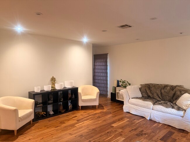 22453 Clarendon St in Woodland Hills, CA - Building Photo - Building Photo