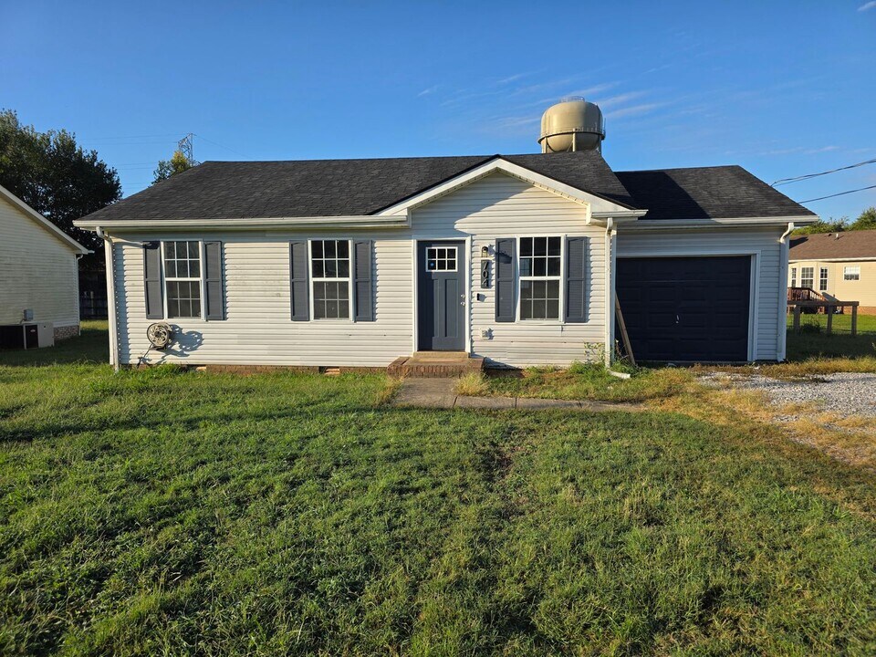 704 Carbondale Dr in Oak Grove, KY - Building Photo