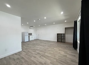 8241 Shoup Ave in Canoga Park, CA - Building Photo - Building Photo