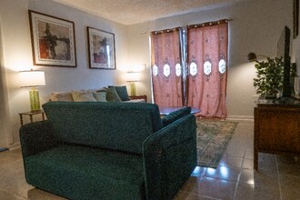 1418 Collins Ave, Unit 403 in Miami Beach, FL - Building Photo - Building Photo