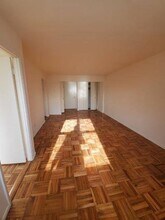 94-20 59th Ave in Queens, NY - Foto de edificio - Building Photo