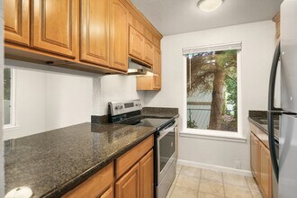 10012 NE 117th Ct in Kirkland, WA - Building Photo - Building Photo