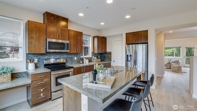15720 Manor Way, Unit E1 in Lynnwood, WA - Building Photo - Building Photo