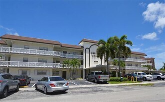 4200 Crystal Lake Dr in Pompano Beach, FL - Building Photo