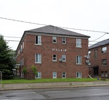 2902 St Clair Ave E in Toronto, ON - Building Photo