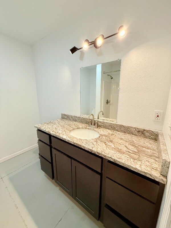 1102 Red Roof Dr in Huntingburg, IN - Foto de edificio - Building Photo