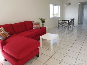 8001 Crespi Blvd in Miami, FL - Building Photo - Building Photo