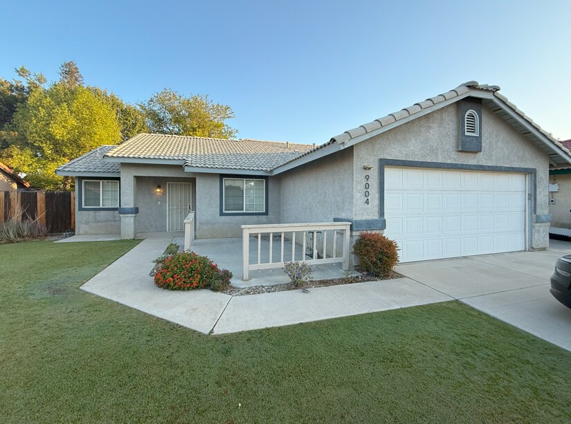 9004 St Jean Ct in Bakersfield, CA - Building Photo
